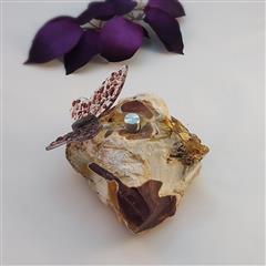 Assteen met glazen vlinder en Mokaiet